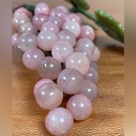 Vintage Mid Century Rose Quartz Grapes & Jade Carved Leaves Bunch Collectible - Picture 4 of 10